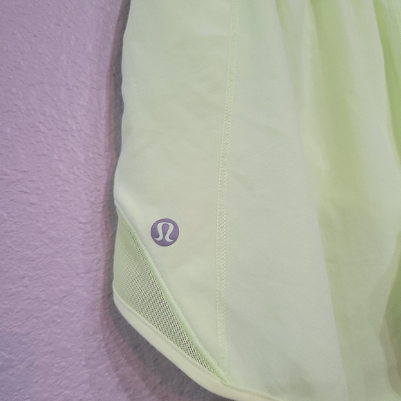 LULULEMON Shorts,  Hotty Hot Shorts, Size 6, New Condition - Picture 5 of 7
